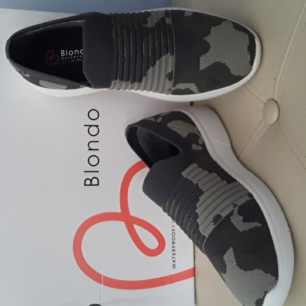 New BLONDO Karen Slip on Waterproof Sneaker, Camo size 6